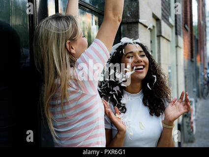 Deux copines heureux pétales jeter Banque D'Images