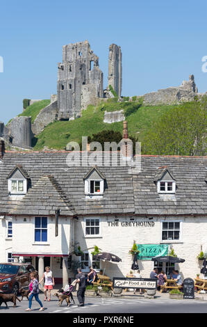 16e siècle Le Greyhound Inn et ruines, Corfe Castle, à l'île de Purbeck, Dorset, Angleterre, Royaume-Uni Banque D'Images