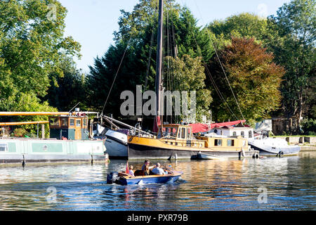 Bateau sur la Tamise, Windsor, Berkshire, Angleterre, Royaume-Uni Banque D'Images