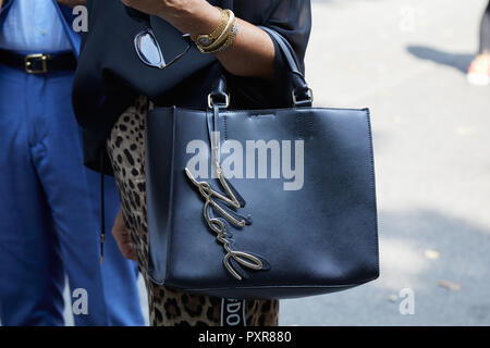 MILAN, ITALIE - 22 septembre 2018 : femme de cuir noir Karl Lagerfeld sac et bracelet en or avant de Simonetta Ravizza fashion show, Milan Fashio Banque D'Images