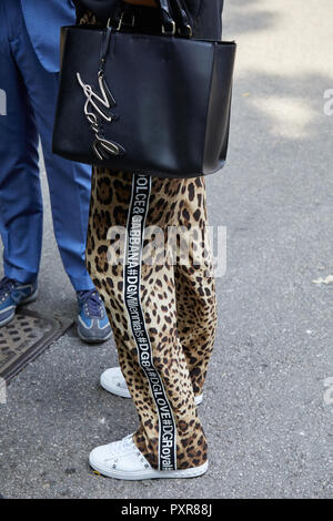 MILAN, ITALIE - 22 septembre 2018 : femme de cuir noir Karl Lagerfeld sac et Dolce et Gabbana motif léopard pantalon avant Simonetta Ra Banque D'Images