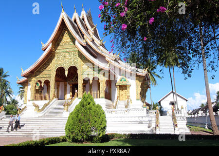 Deux visiteurs quittent la Ho Pha Bang temple au palais royal de Luang Prabang, Laos Banque D'Images