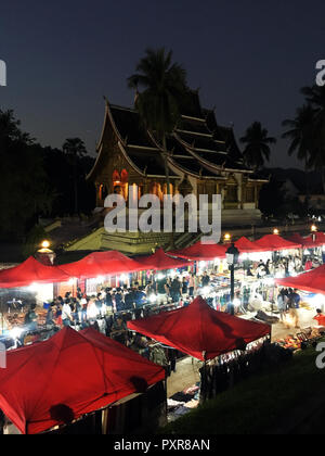 Marché de nuit en face de Haw Pha Bang temple de Luang Prabang, Laos Banque D'Images