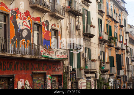 Maisons et appartements avec graffitis dans une rue de Naples Banque D'Images