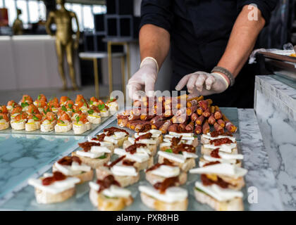 Les mains des hommes de jeter les gants à traiter lors du banquet Banque D'Images