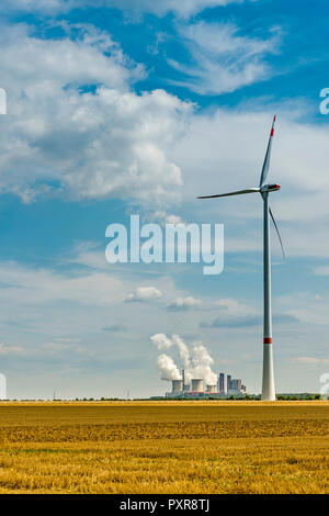 Allemagne, Grevenbroich, Neurath power station et éolienne Banque D'Images