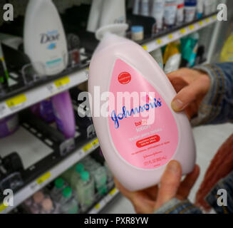 Un client choisit une bouteille de Johnson & Johnson Lotion pour bébés de la marque dans une pharmacie à New York Lundi, 15 octobre, 2018 . (Â© Richard B. Levine) Banque D'Images