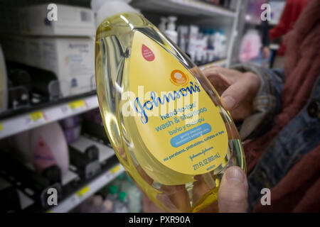 Un client choisit une bouteille d'un nouveau-né de Johnson & Johnson se laver et de shampooing dans une pharmacie à New York Lundi, 15 octobre, 2018 . (Â© Richard B. Levine) Banque D'Images