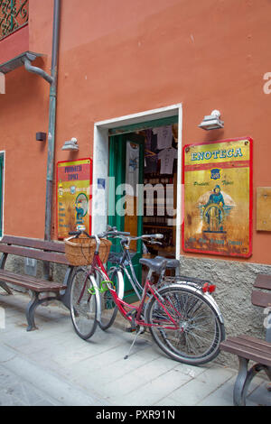 Deux vélos bar l'entrée à l'Enoteca à Monterosso al Mare, une commune italienne de la province de La Spezia, partie de la région de Ligurie. Il i Banque D'Images