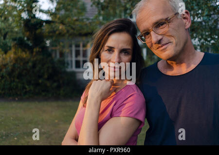 Portrait of smiling mature couple dans leur maison de jardin Banque D'Images