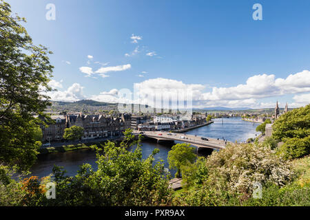 Royaume-uni, Ecosse, Inverness, paysage urbain avec Ness Banque D'Images