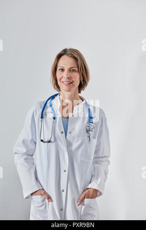 Portrait of female doctor with stethoscope Banque D'Images