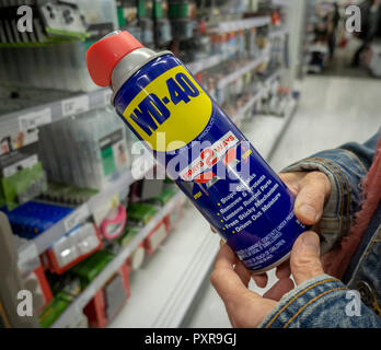 Un client achète un peut de WD-40 Spray Lubricant dans un magasin à New York Lundi, 15 octobre, 2018. Le WD-40 Company devrait déclarer les gains le 18 octobre après la clôture du marché. (Â© Richard B. Levine) Banque D'Images