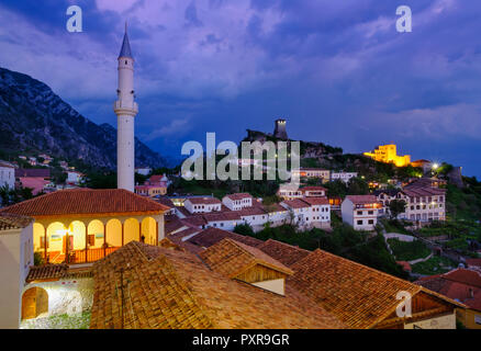 L'Albanie, Saranda, paysage urbain avec BAZAAR Bazaar street, mosquée, Musée de Skanderbeg et la forteresse dans la soirée Banque D'Images