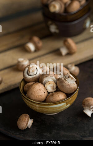 Bol de champignons Crimini Banque D'Images