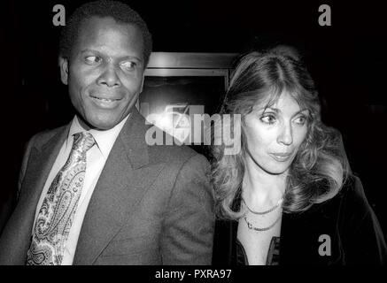 Sidney Poitier et femme Joanna Shimkus 1977 Photo par Adam Scull/PHOTOlink.net Banque D'Images