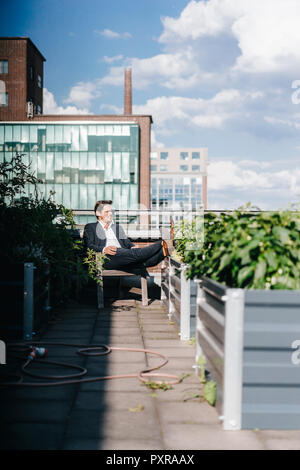 Young dans son jardin en milieu urbain Banque D'Images