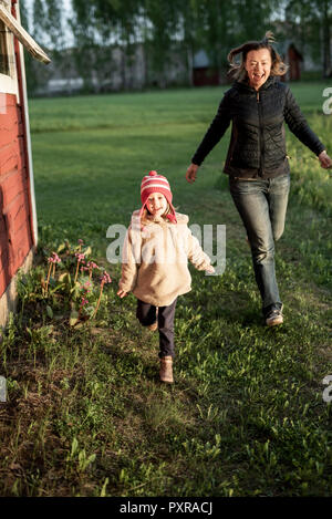 La Finlande, Helsinki, la mère et sa fille à un gîte à la campagne Banque D'Images