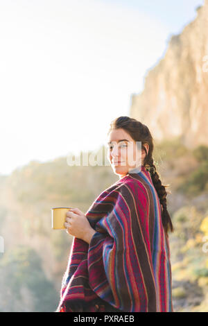 L'Espagne, Alquezar, portrait of smiling young woman with coffee mug dans la nature Banque D'Images