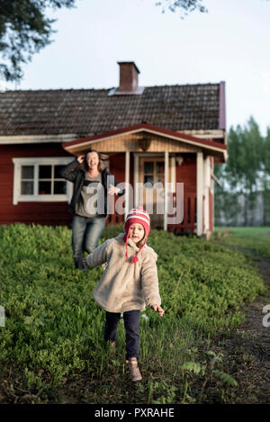 La Finlande, Helsinki, la mère et sa fille à un gîte à la campagne Banque D'Images