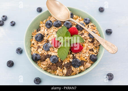 Bol de muesli avec les framboises et les bleuets Banque D'Images