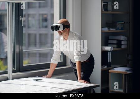 Portrait dans son bureau, à l'aide de lunettes VR