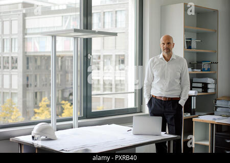 Ingénieur réussie dans son bureau permanent Banque D'Images