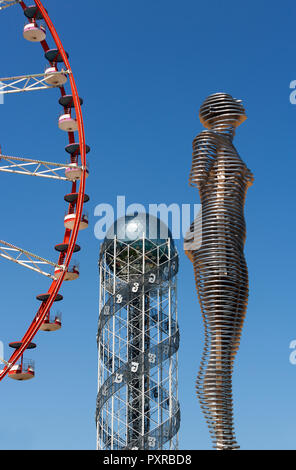 La Géorgie, l'Adjarie, Batumi, Miracle Park, 2002 Tour et grande roue avec Alin et Nino sculpture en premier plan Banque D'Images