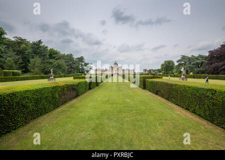 Gamme longue vue symétrique de Castle Howard , Yorkshire, UK Banque D'Images