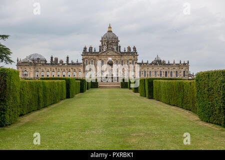 Gamme longue vue symétrique de Castle Howard , Yorkshire, UK Banque D'Images