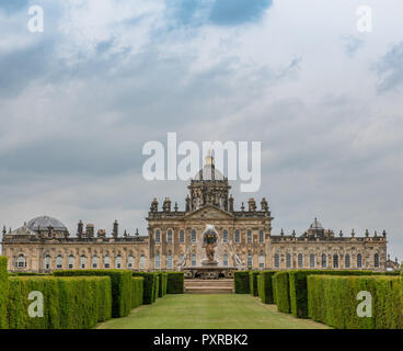 Gamme longue vue symétrique de Castle Howard , Yorkshire, UK Banque D'Images