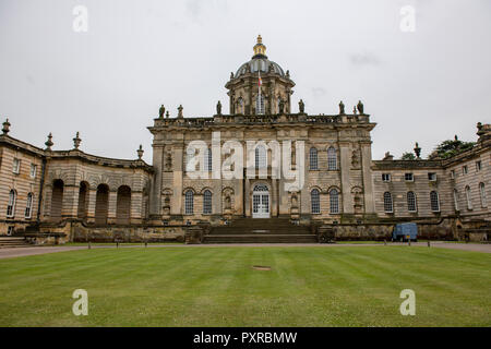 Gamme longue vue symétrique de Castle Howard , Yorkshire, UK Banque D'Images