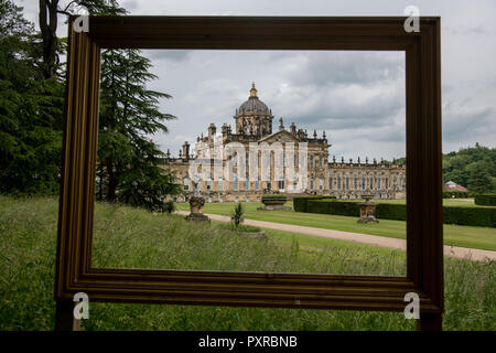Castle Howard à l'intérieur d'un cadre en bois, Yorkshire, UK Banque D'Images