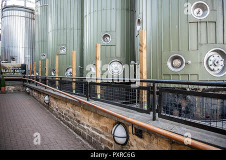 Ligne de réservoirs de stockage de l'entrée de la Black Sheep brewery visitor centre à Masham , Yorkshire, UK Banque D'Images