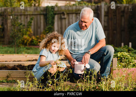 Petite fille avec son oncle dans le jardin Banque D'Images