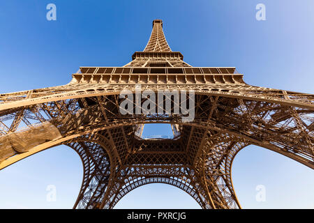 France, Paris, Tour Eiffel, worm's eye view Banque D'Images