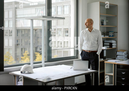 Ingénieur réussie dans son bureau permanent Banque D'Images