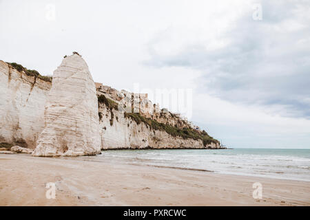 Italie, Pouilles, Vieste, San Giorgio plage avec Pizzomuno rock Banque D'Images