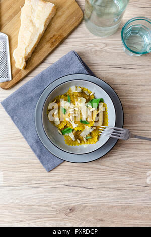 Végétalien raviolis avec feuilles de sauge, les noix de pin et fromage grana Banque D'Images