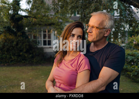 Smiling mature couple dans leur maison de jardin Banque D'Images