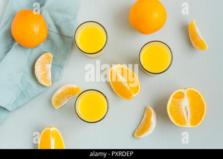 Verres de jus d'orange fraîchement pressé et des tranches d'orange Banque D'Images