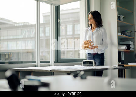 Businesswoman holding miniature d'architecture d'une maison Banque D'Images