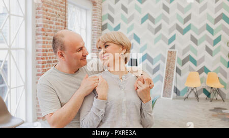 Dîner en famille. Famille reçoit les clients, une réunion festive. Couple, mari et femme Banque D'Images