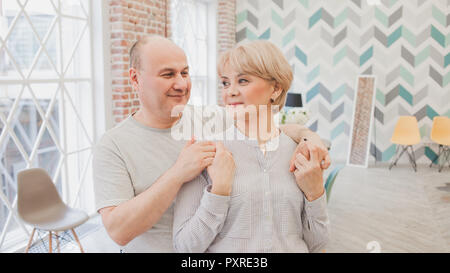 Dîner en famille. Famille reçoit les clients, une réunion festive. Couple, mari et femme Banque D'Images