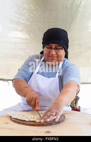 ALANYA, TURQUIE - le 20 juin : une femme non identifiée, prépare le pain pita sur la rue du marché. Pain pita avec du fromage cottage et verts. Banque D'Images