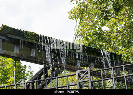 Weir petite cascade dans un parc public Banque D'Images