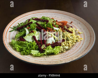 Kiev, Ukraine. Feb 26, 2018. salade avec tomates, granola, betterave et concombre Crédit : Igor Golovniov SOPA/Images/ZUMA/Alamy Fil Live News Banque D'Images