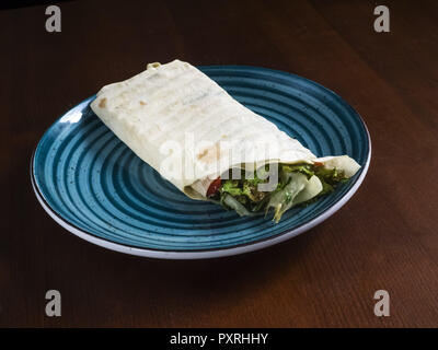 Kiev, Ukraine. Feb 26, 2018. Rouleau de poulet avec une salade pour une saine alimentation. Crédit : Igor Golovniov SOPA/Images/ZUMA/Alamy Fil Live News Banque D'Images