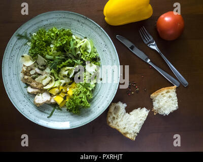 Kiev, Ukraine. Feb 26, 2018. Avec salade de poulet et le parmesan. Crédit : Igor Golovniov SOPA/Images/ZUMA/Alamy Fil Live News Banque D'Images