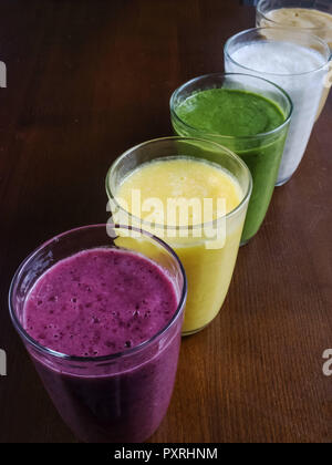 Kiev, Ukraine. Feb 26, 2018. Divers fruits smoothies pour la perte de poids sont vu affichée sur un fond de bois. Crédit : Igor Golovniov SOPA/Images/ZUMA/Alamy Fil Live News Banque D'Images